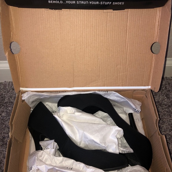 Women’s Heels - Picture 1 of 6